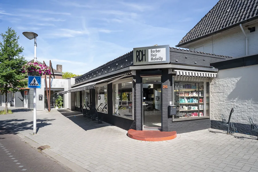 De salon op de hoek van de Parkstraat, met gestreepte zonneschermen