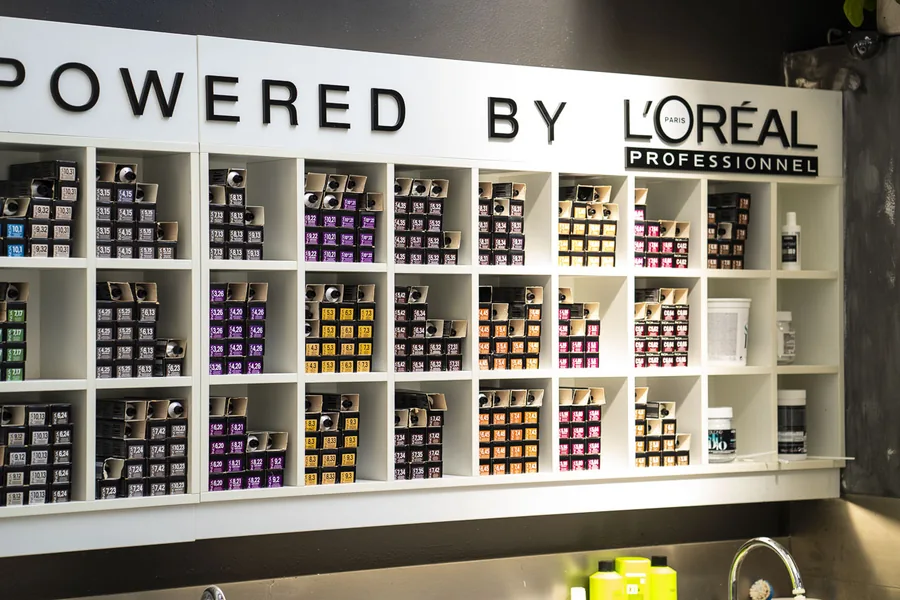 Het Colorlab van de salon: een wand vol tubes haarkleur van L’Oréal Professionnel