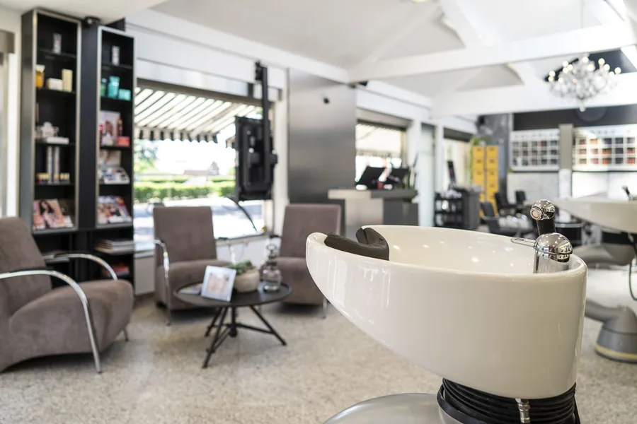 De wasunit met de lounge erachter